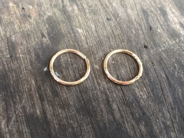 Unisex fine jewelry 10K gold hoop earring – everyday earring for all-day wear by JUNIQUE JEWELRY