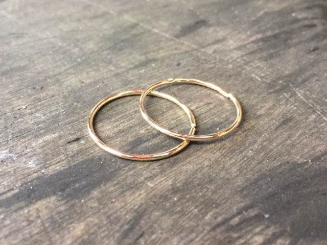 Unisex fine jewelry earrings – 10K gold medium size, hinged hoop earrings for all-day wear, minimalist everyday gold jewelry by JUNIQUE JEWELRY
