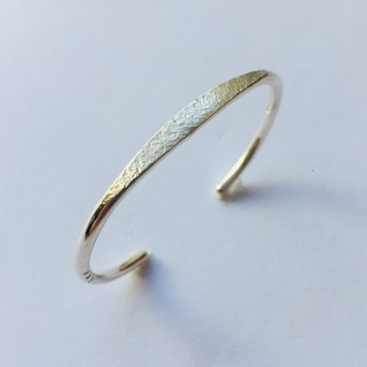 ユニセックス・異なる質感を同時に楽しめるきれい目シルバーバングル