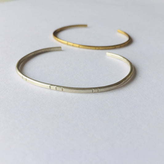 刻印可・素材の変更可・ユニセックス・エジプトの遺跡のかけらからインスパイアされたバングル