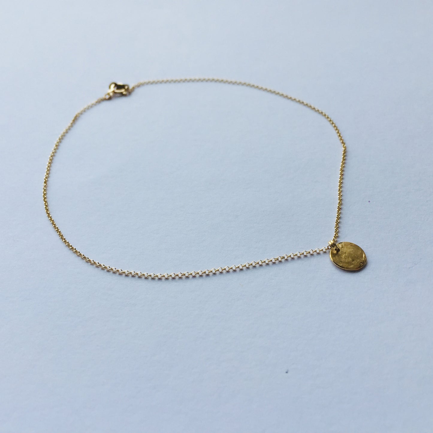 Hammered 18K Yellow Gold Tiny Disc / Round Charm & 10K Yellow Gold Chain Anklet タイムレス・チャーム・ゴールド・アンクレット
