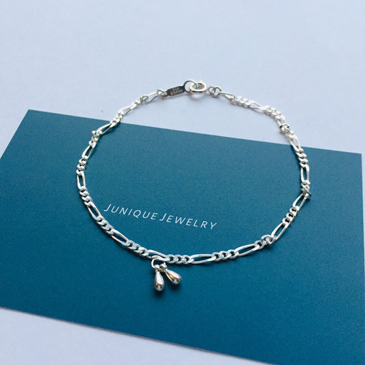 旬・ちょっとしたプレゼントに最適・シルバーチャーム付きフィガロチェーンブレスレット