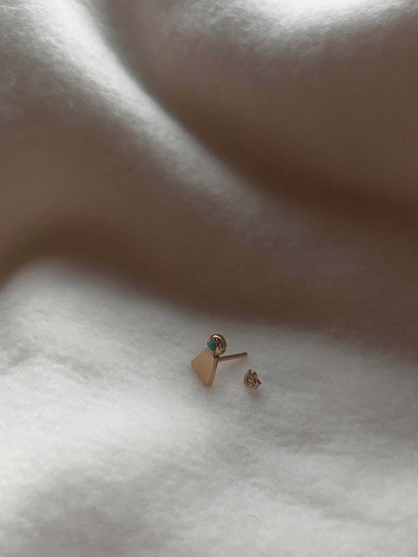 K10ゴールドとターコイズ“A Happy Exclamation”ピアス・12種類の天然石・誕生石より選べるピアス