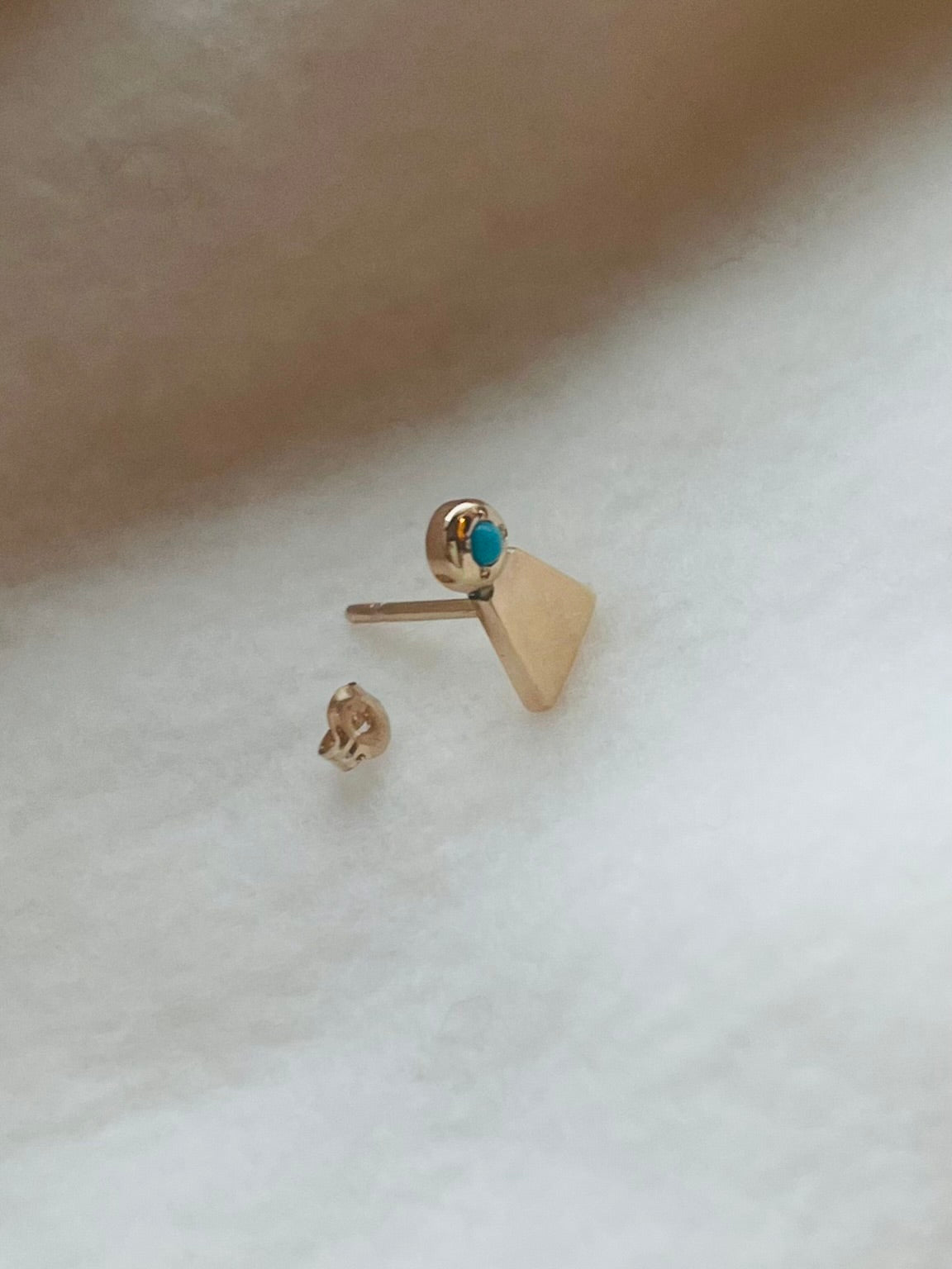 K10ゴールドとターコイズ“A Happy Exclamation”ピアス・12種類の天然石・誕生石より選べるピアス