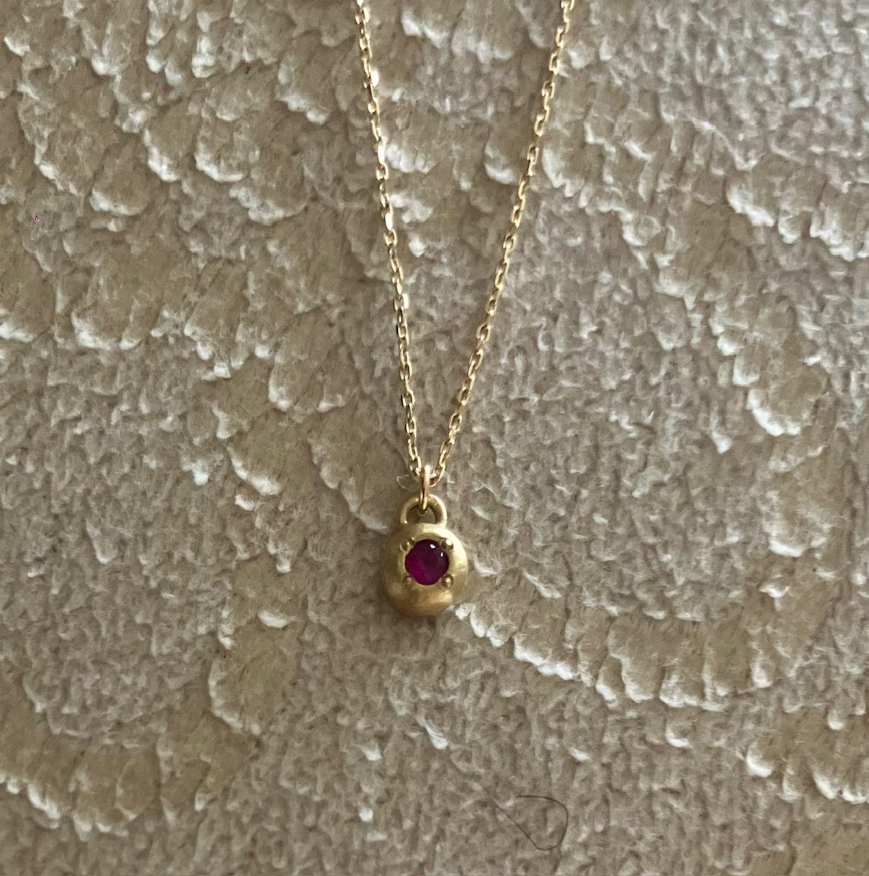 Ruby Raw Gem / Birthstone Inside Flattened 18K Gold Ball Charm & 10K Gold Chain Necklace For Women ルビー 小粒・天然石・誕生石 ゴールドネックレス タイムレス