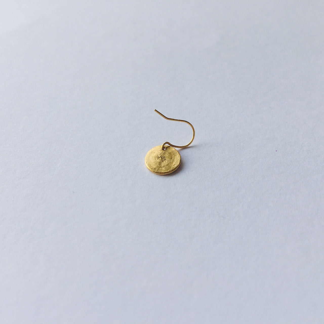 18K Gold Tiny Hammered Disc / Round Dangle Earring For Women K18 ゴールド ラウンド  揺れる 片耳ピアス