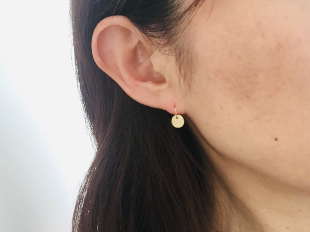 18K Gold Tiny Hammered Disc / Round Dangle Earring For Women K18