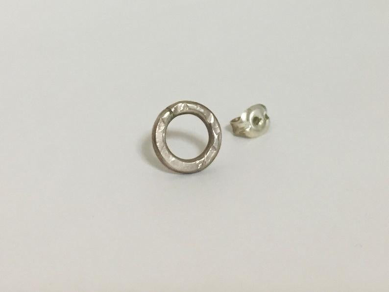 Hammered Silver925 Single Circle Ring Stud Earring For Men & Women with Matte Finish シルバー ユニセックス 槌目 艶消し サークルピアス